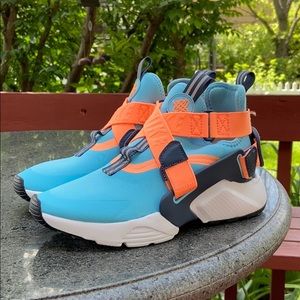 NWOT boys' nike huarache city running shoes
